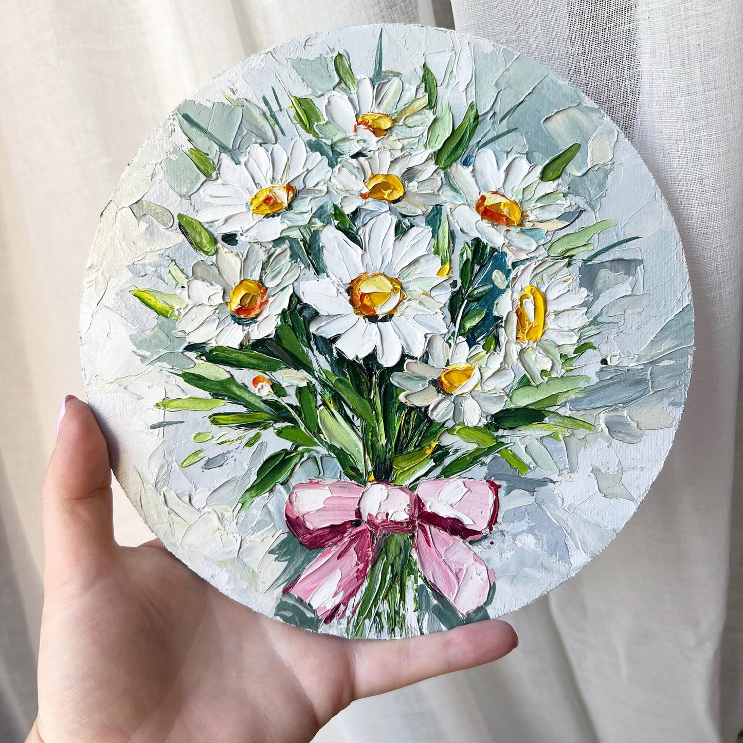 Daisy Bouquet Oil Painting – Original Round Canvas with White Flowers and Pink Bow, Floral Impasto Wall Art by HannaArtDecor
