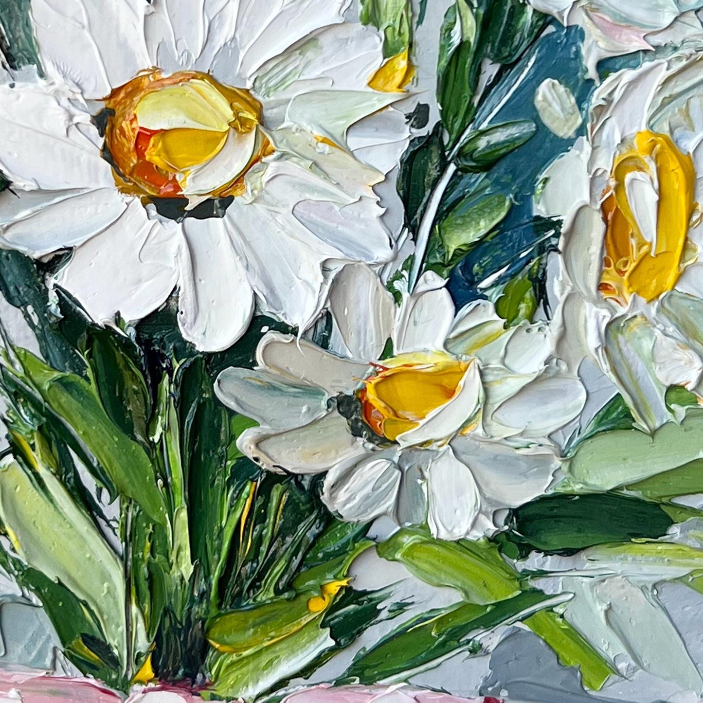 Daisy Bouquet Oil Painting – Original Round Canvas with White Flowers and Pink Bow, Floral Impasto Wall Art by HannaArtDecor
